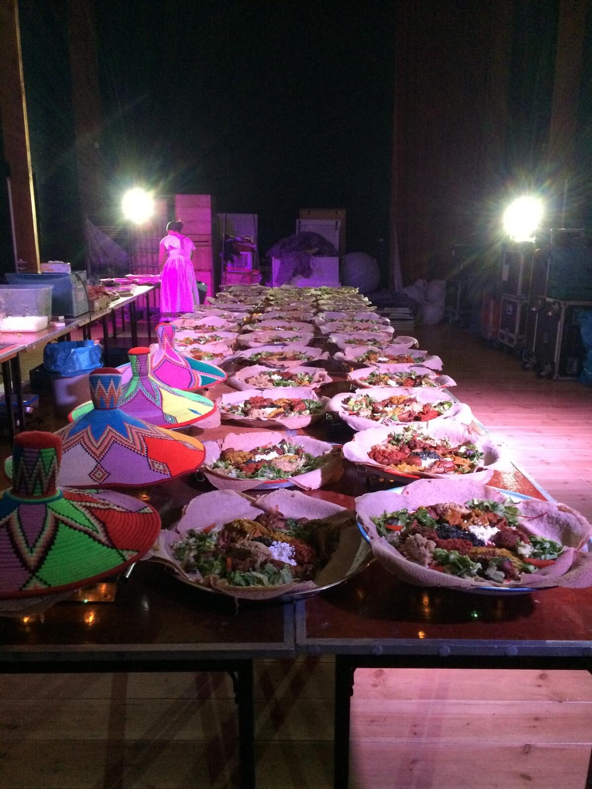 Gedekte buffettafel in een zaal