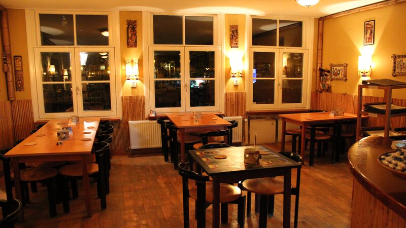 Het restaurant 's avonds met warme verlichting