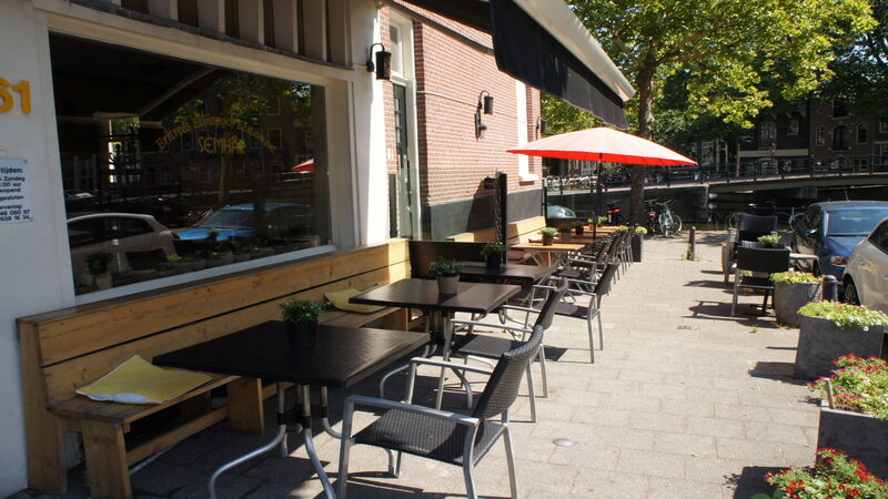 Terras voor Restaurant Semhar aan de Marnixstraat